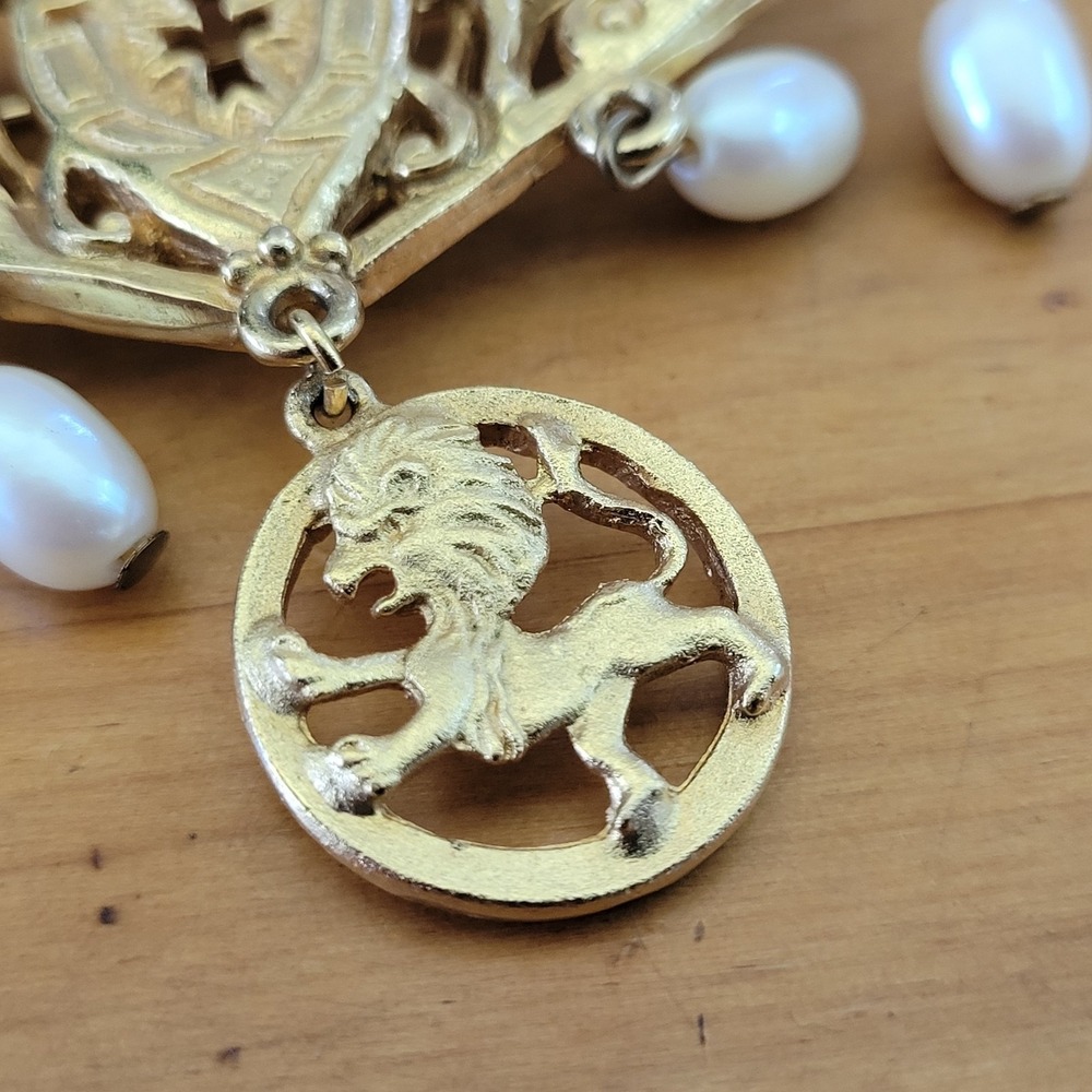 Vintage Heraldic Crest Lion Goat Faux Pearl Dangle Brooch Gold Tone - Picture 3 of 7